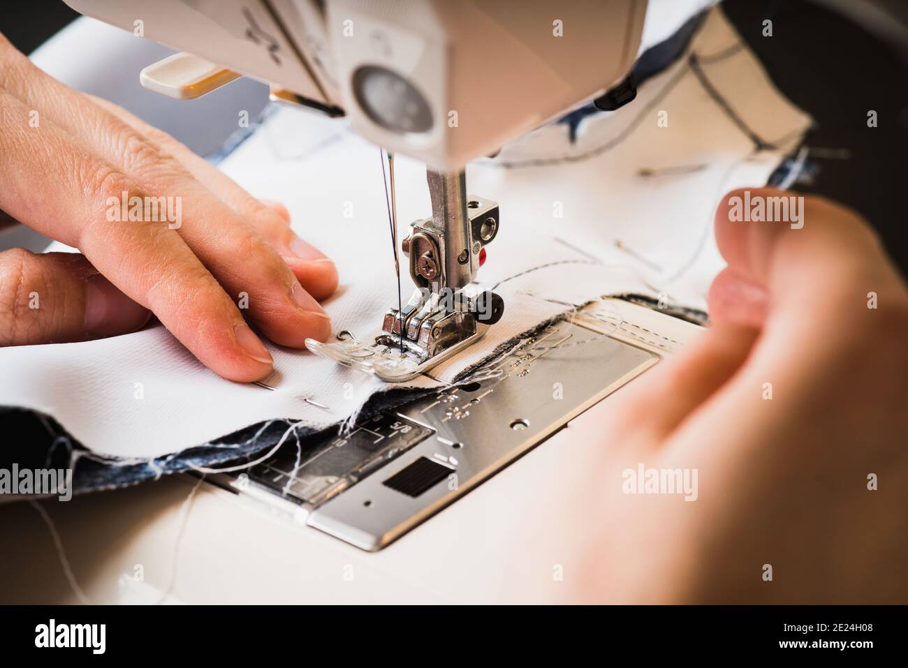 Junge Schneider nähen weihnachtsdekorationen für Kinderparty. Selektiver Fokus. Geringe Schärfentiefe. Stockfoto