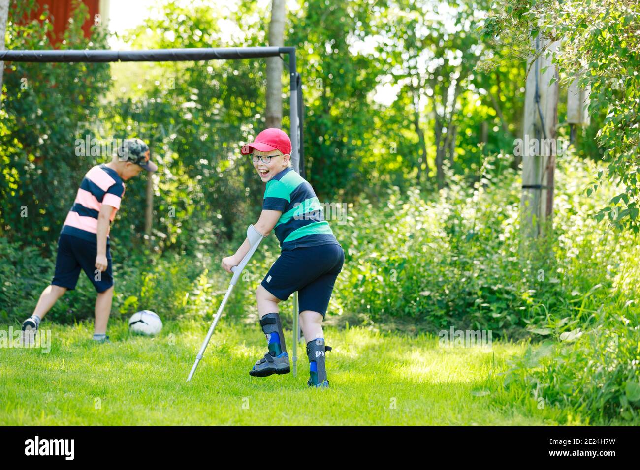 Junge im garten, der mit ball spielt Fotos und Bildmaterial in hoher