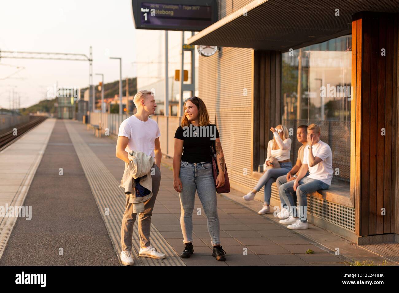 Junge Freunde auf Bahnhöfen Stockfoto