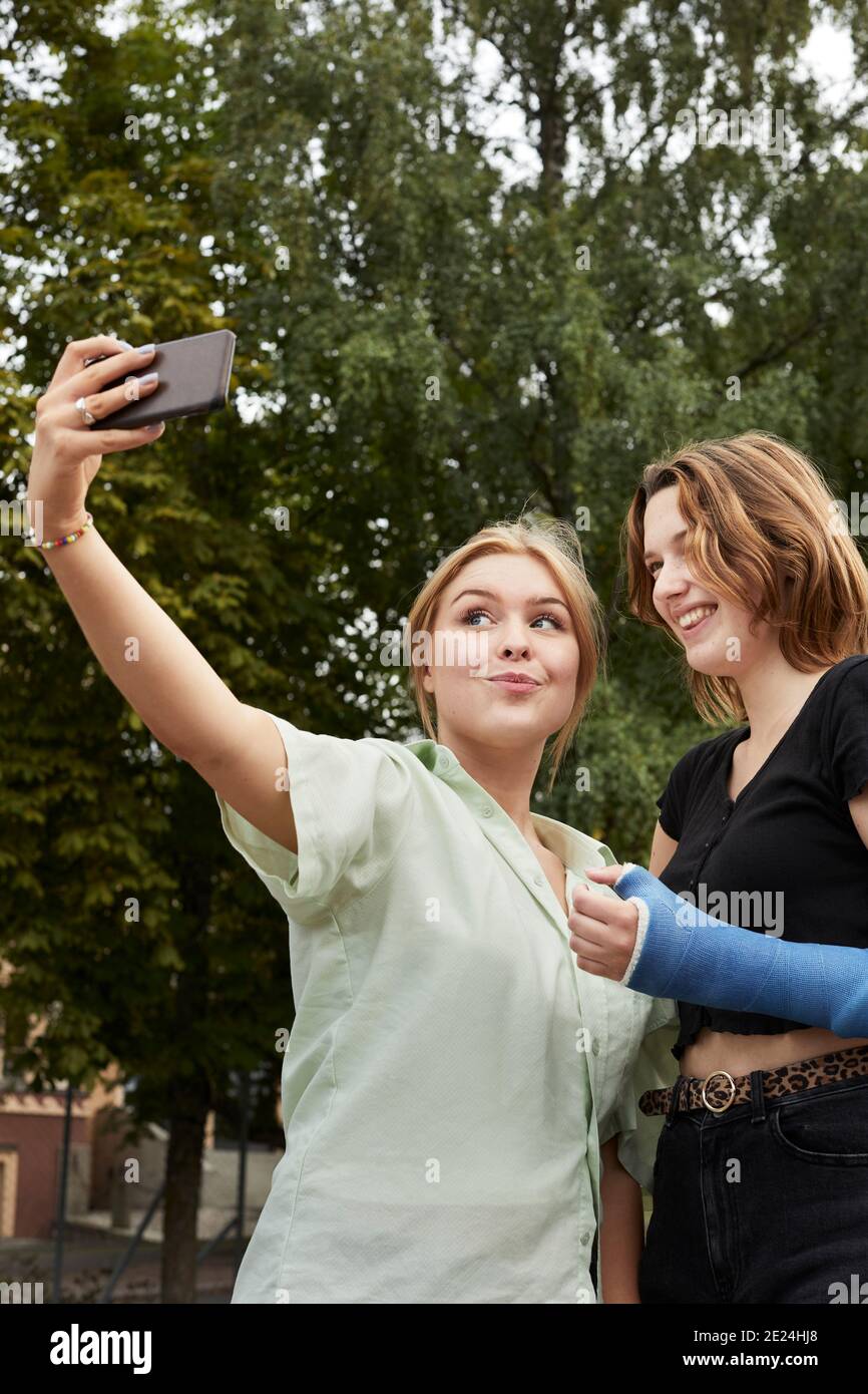 Lächelnden jungen Frauen, die selfie Stockfoto