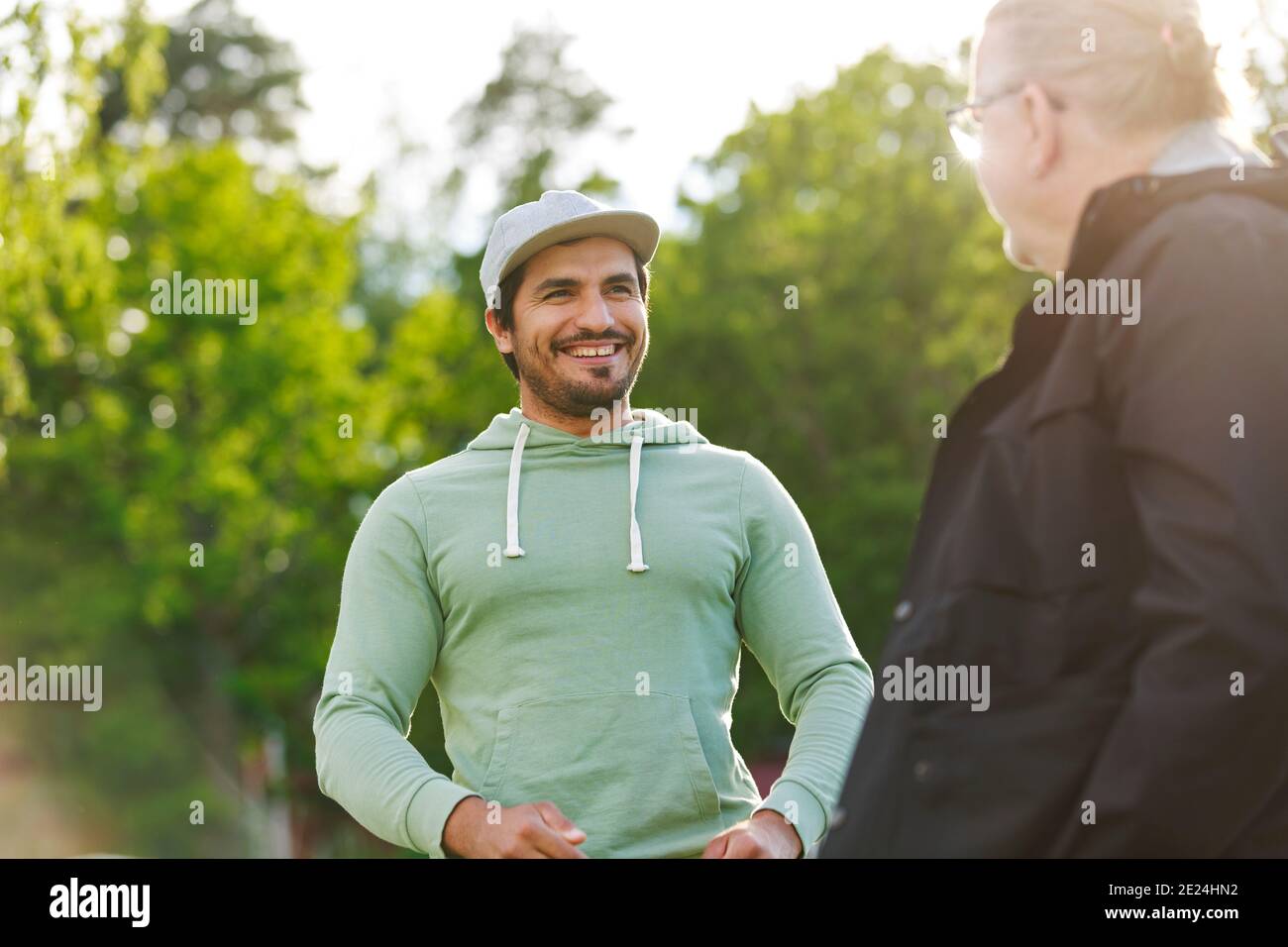 Männer reden draußen Stockfoto