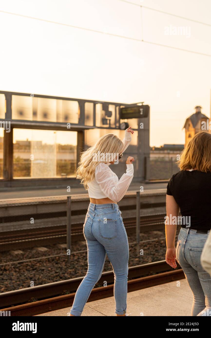 Junge Frau auf Bahnhofsplatz Stockfoto