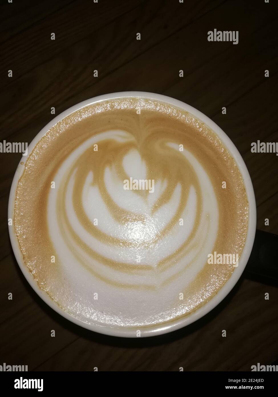 Eine Kaffeetasse ist ein Behälter, in dem Kaffee und Getränke auf Espresso-Basis serviert werden. Kaffeetassen sind in der Regel aus glasierten Keramik Stockfoto