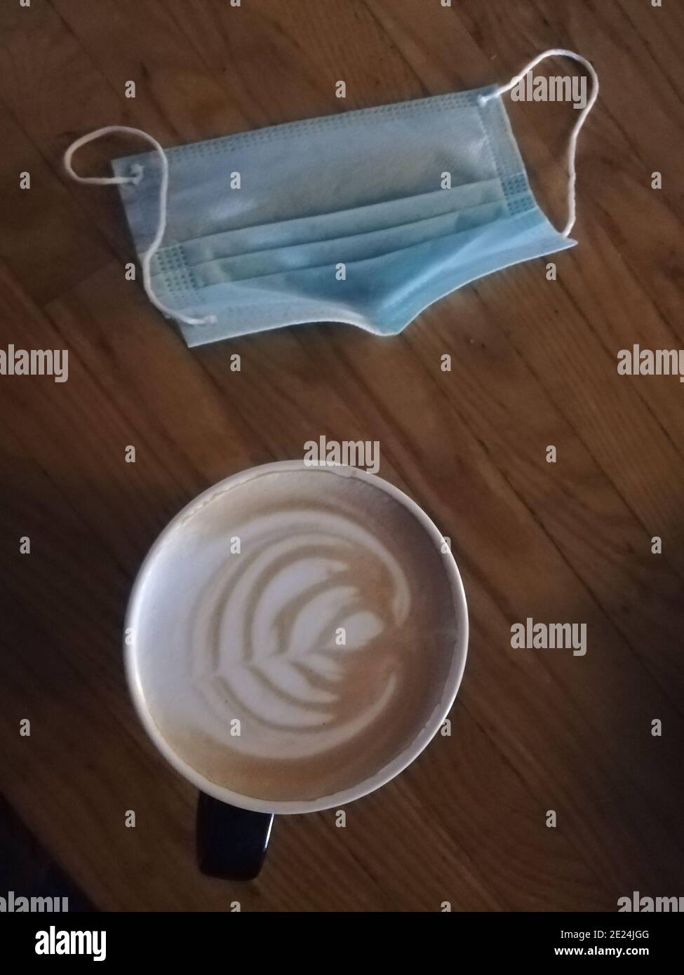 Eine Kaffeetasse ist ein Behälter, in dem Kaffee und Getränke auf Espresso-Basis serviert werden. Kaffeetassen sind in der Regel aus glasierten Keramik Stockfoto