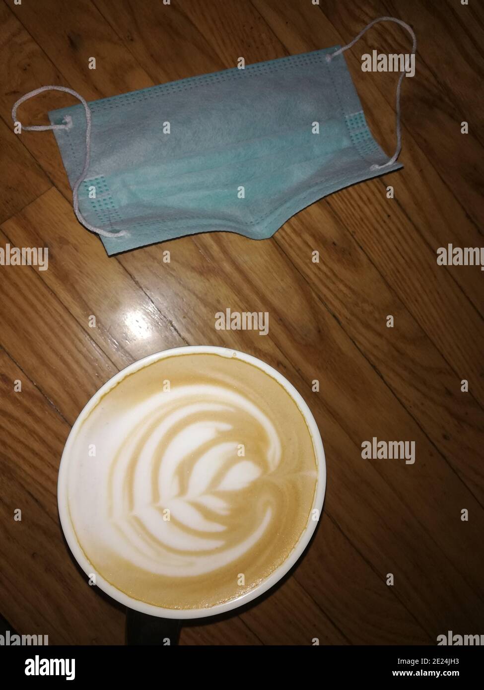 Eine Kaffeetasse ist ein Behälter, in dem Kaffee und Getränke auf Espresso-Basis serviert werden. Kaffeetassen sind in der Regel aus glasierten Keramik Stockfoto