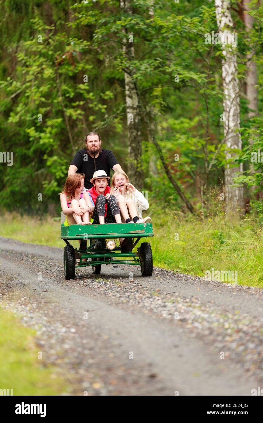 Glücklich Mädchen mit Fahrt auf Cargo-Bike Stockfoto