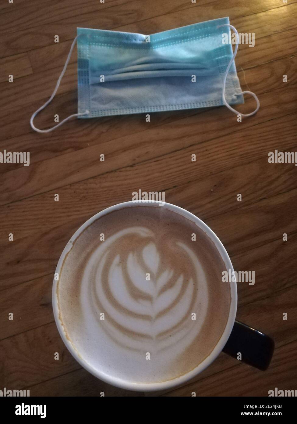 Eine Kaffeetasse ist ein Behälter, in dem Kaffee und Getränke auf Espresso-Basis serviert werden. Kaffeetassen sind in der Regel aus glasierten Keramik Stockfoto