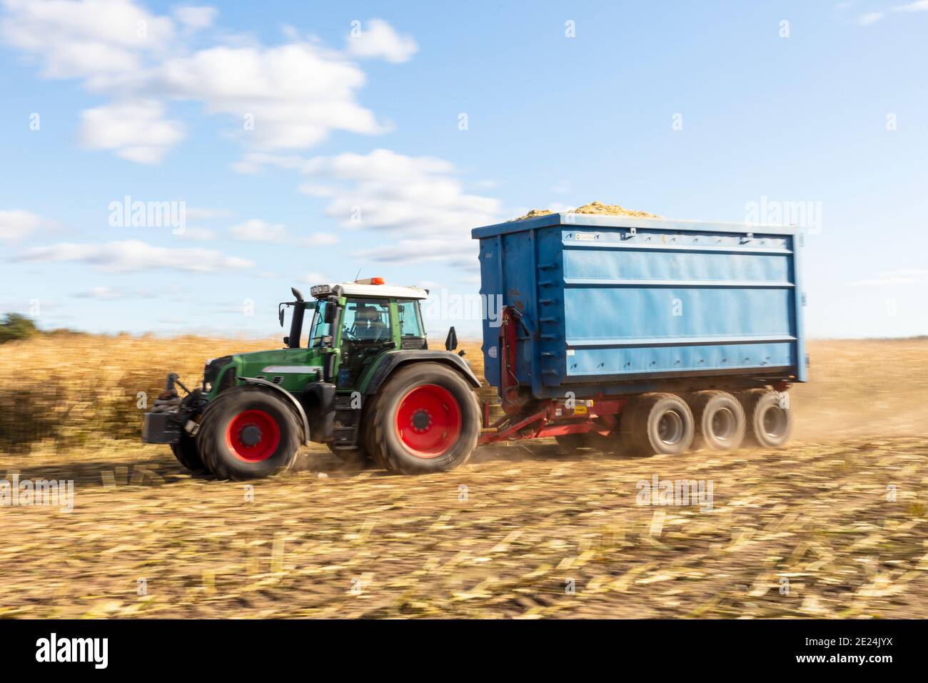 Traktor mit Anhänger auf dem Feld Stockfoto