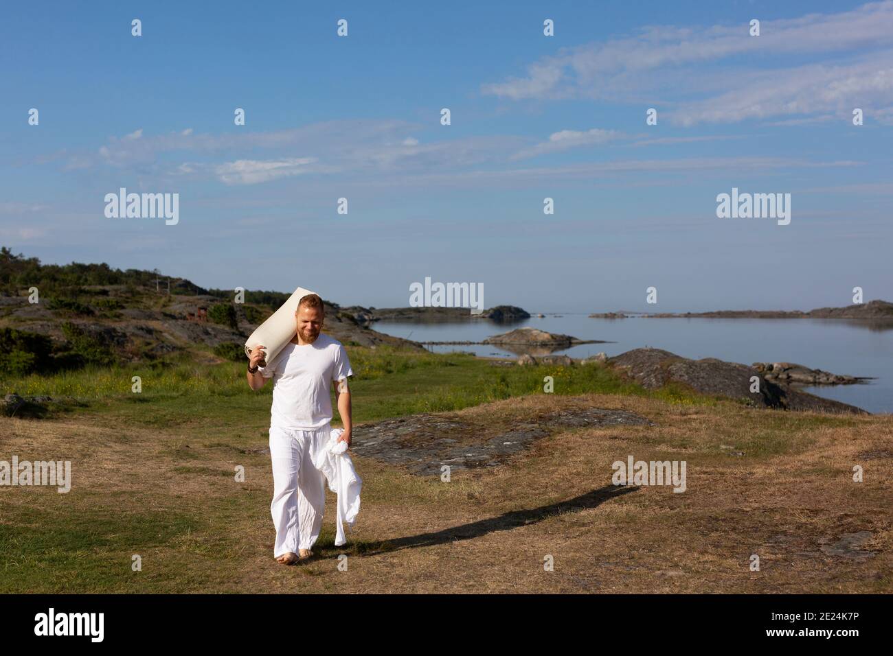 Mann, der die Übungsmatte trägt Stockfoto