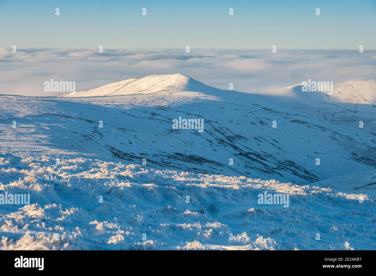 Winteransicht von Brown Knoll auf Kinder Scout in Richtung South Head, Schnee, Peak District National Park Stockfoto