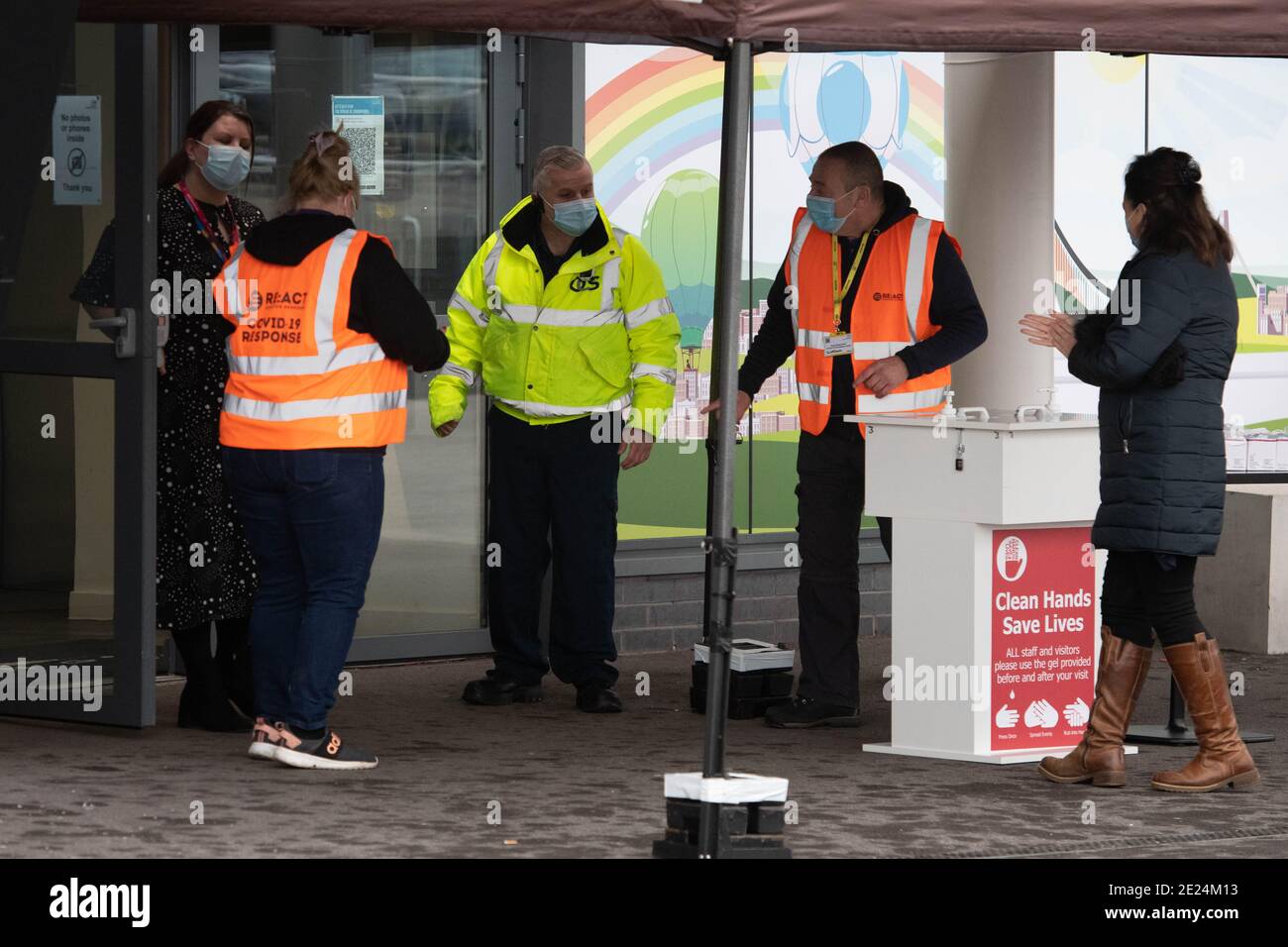 Bristol, Großbritannien. Januar 2021. Das Rennen um die Impfung des Vereinigten Königreichs aus der Sperre beginnt heute, als die ersten Ankömmlinge beginnen, durch die Türen an der ma passieren Stockfoto