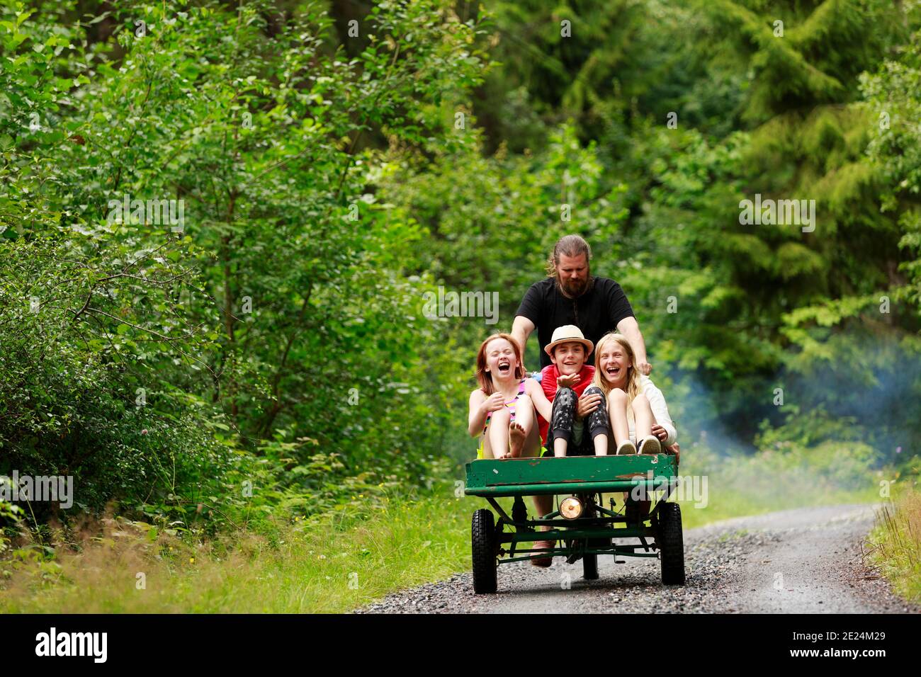 Glücklich Mädchen mit Fahrt auf Cargo-Bike Stockfoto