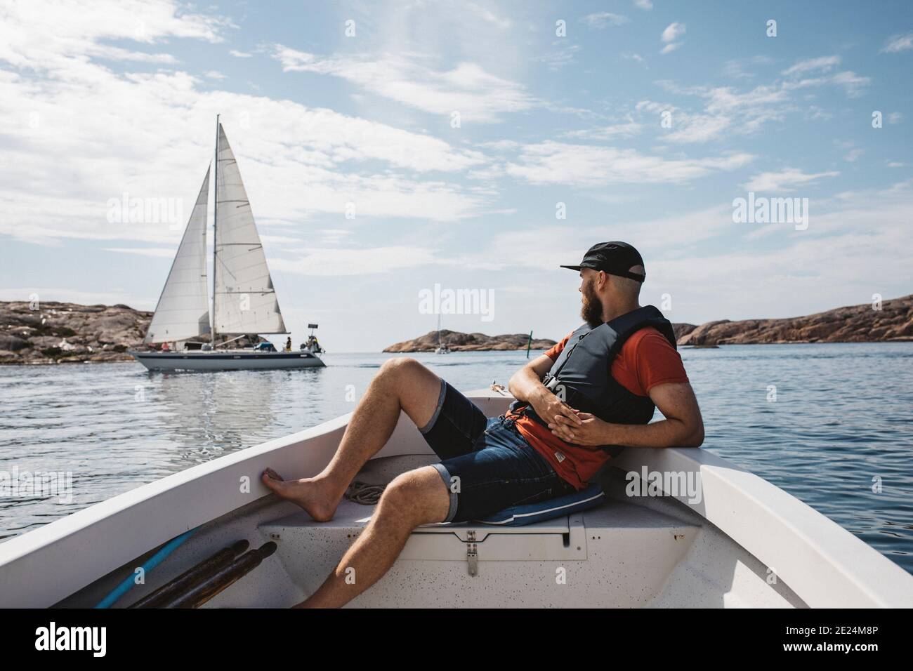 Mann entspannend auf Boot Stockfoto