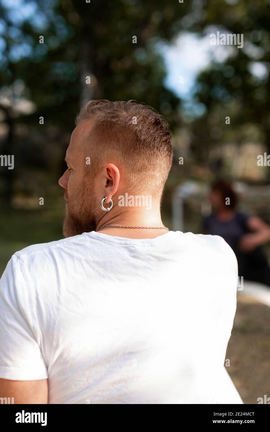 Rückansicht des Mannes mit durchbohrtem Ohr Stockfoto