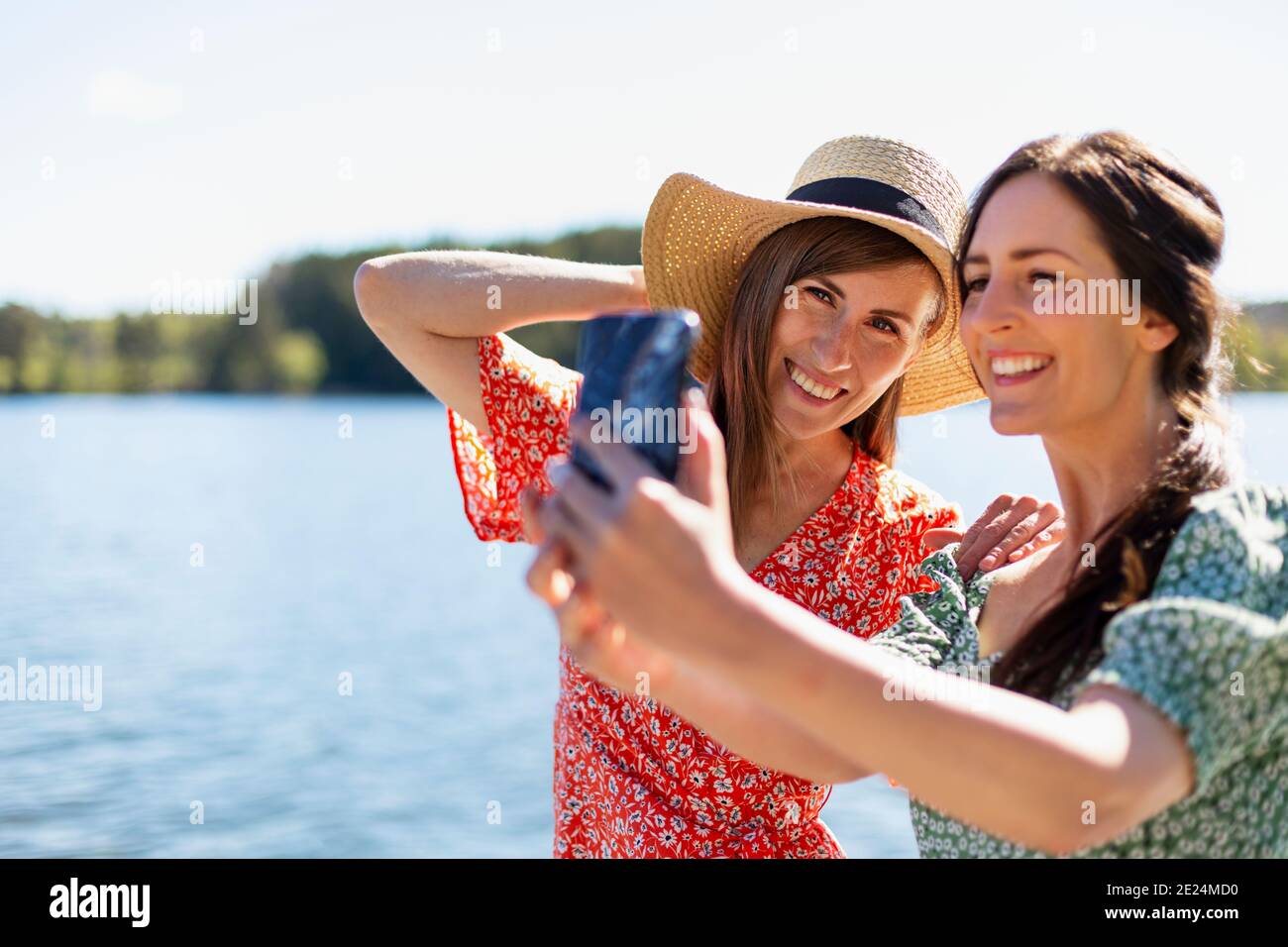 Lächelnde Freundinnen, die Selfie machen Stockfoto