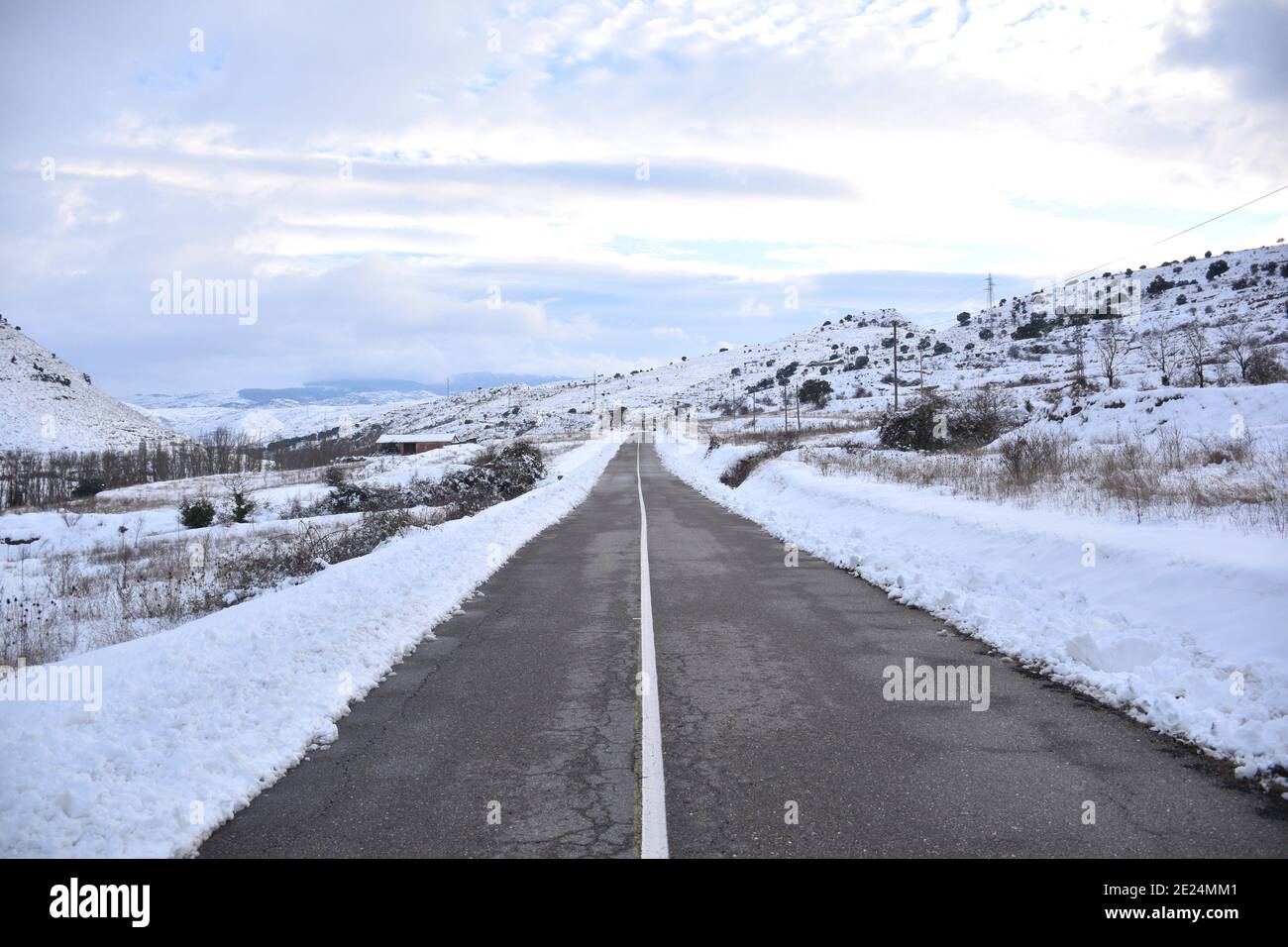 Regionalstraße im Cidacos-Tal, La Rioja. Szene nach dem Schneesturm namens Filomena in Spanien. Januar 2021. Stockfoto