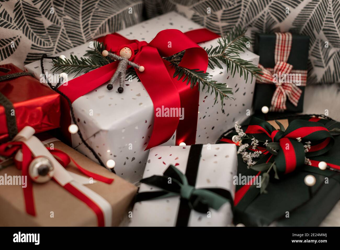 Blick auf Weihnachtsgeschenke aus dem hohen Winkel Stockfoto