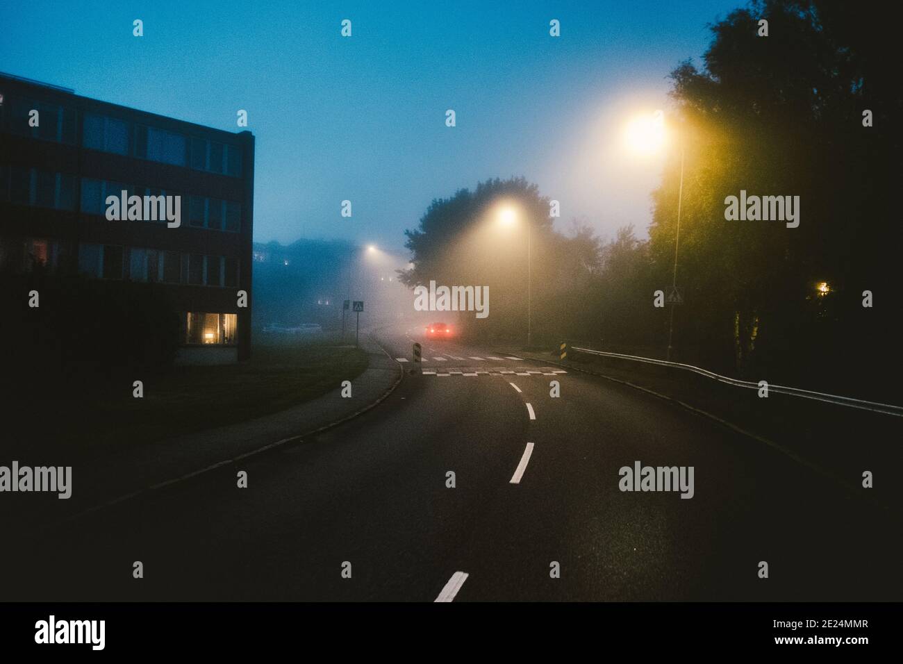 Beleuchtete Straße im Nebel Stockfoto