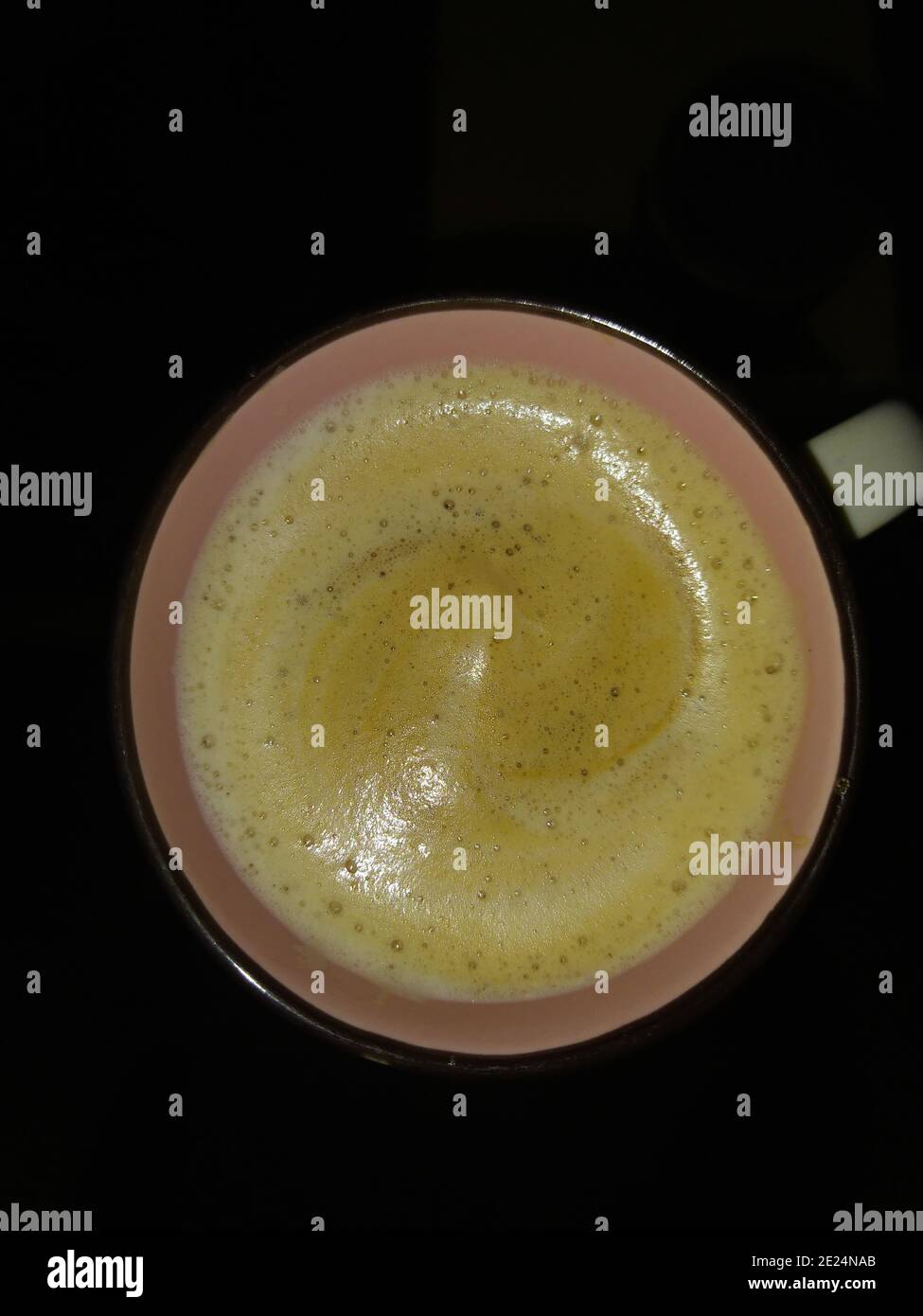 Eine Kaffeetasse ist ein Behälter, in dem Kaffee und Getränke auf Espresso-Basis serviert werden. Kaffeetassen sind in der Regel aus glasierten Keramik Stockfoto