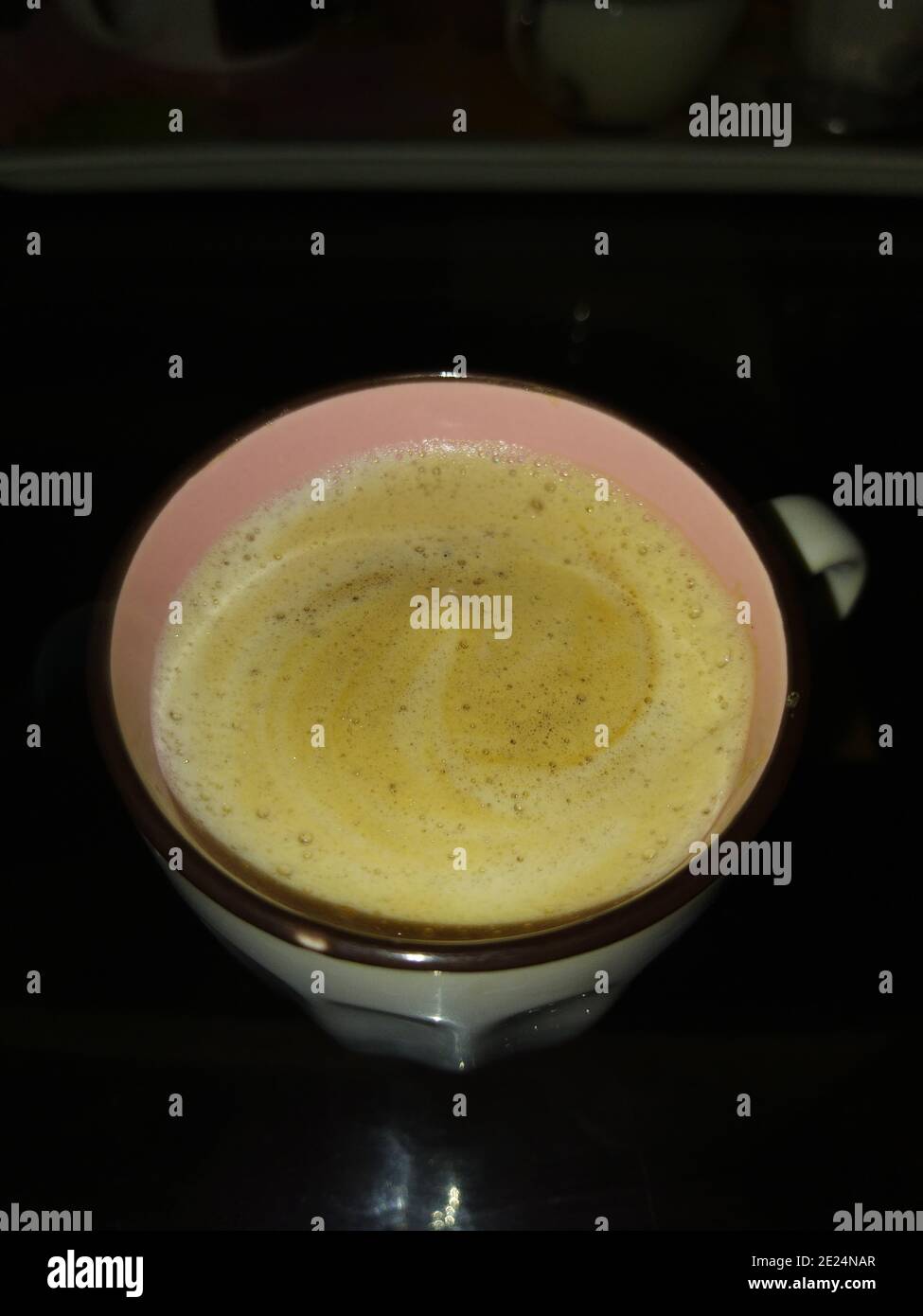 Eine Kaffeetasse ist ein Behälter, in dem Kaffee und Getränke auf Espresso-Basis serviert werden. Kaffeetassen sind in der Regel aus glasierten Keramik Stockfoto