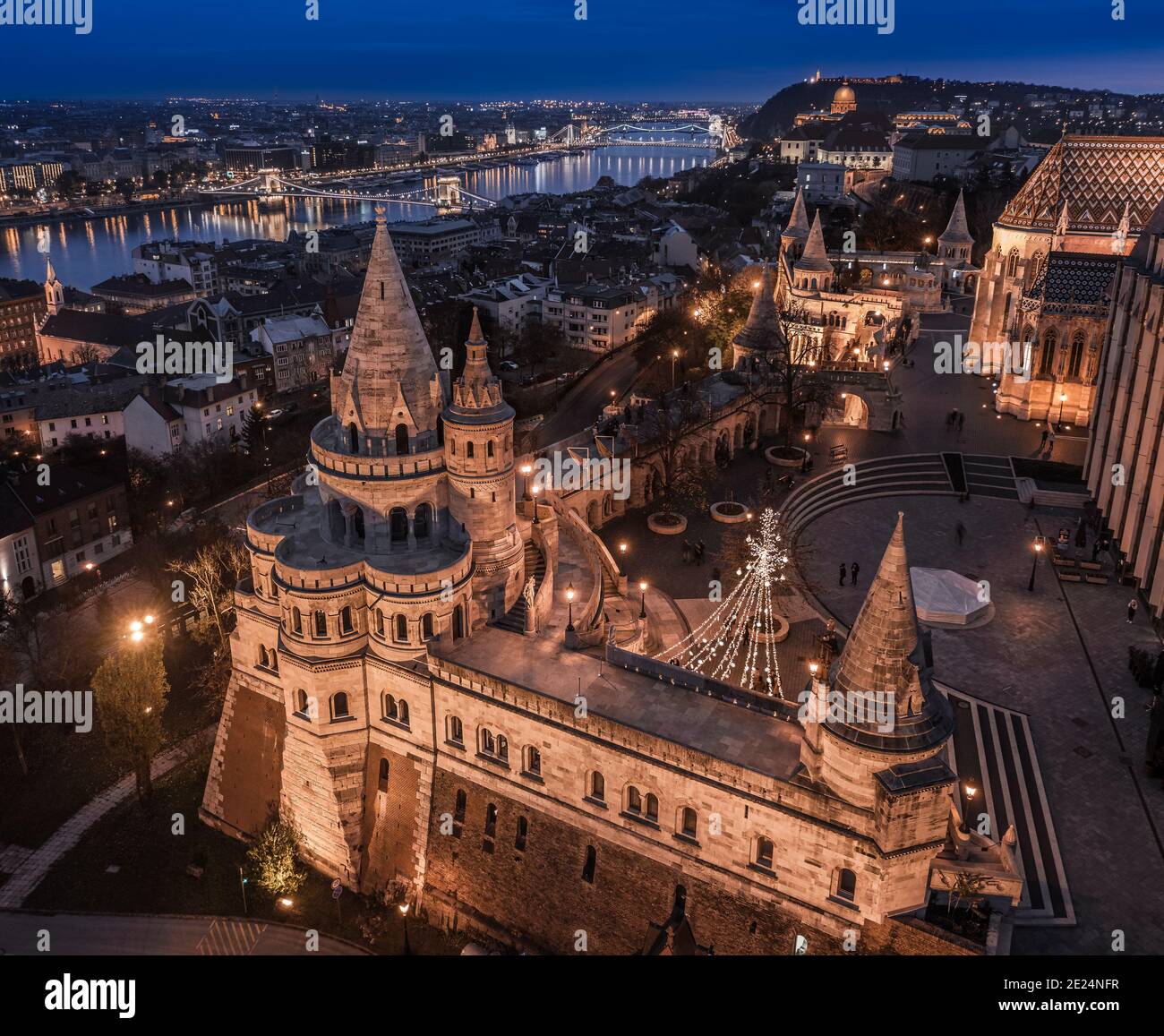 Budapest, Ungarn - Luftaufnahme der berühmten beleuchteten Fischerbastei mit Szechenyi Kettenbrücke und Budaer Schloss Königspalast an weihnachten ti Stockfoto