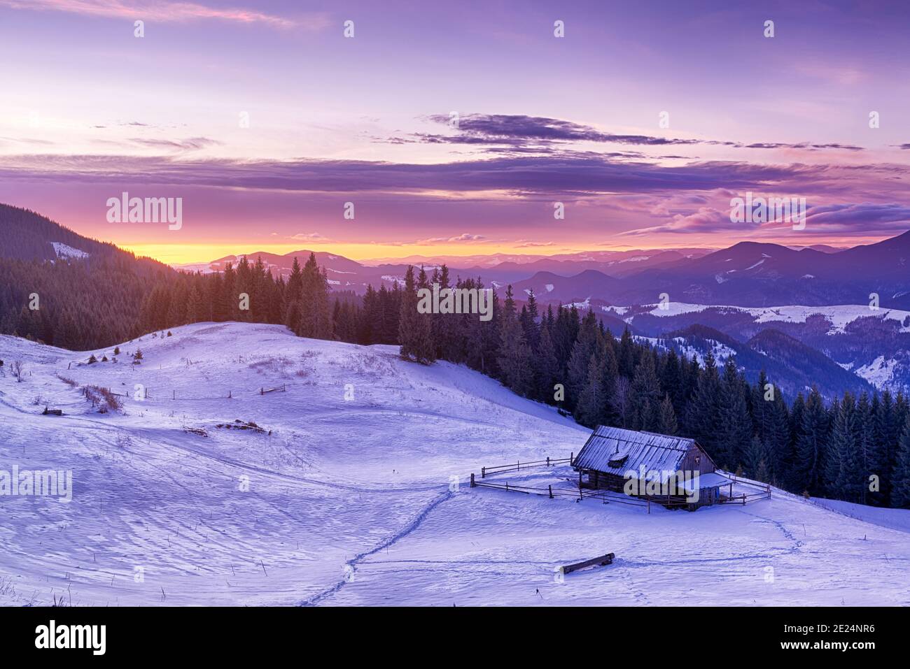 Erstaunliche Farben des Wintersonnenaufgangs in den Bergen Stockfoto