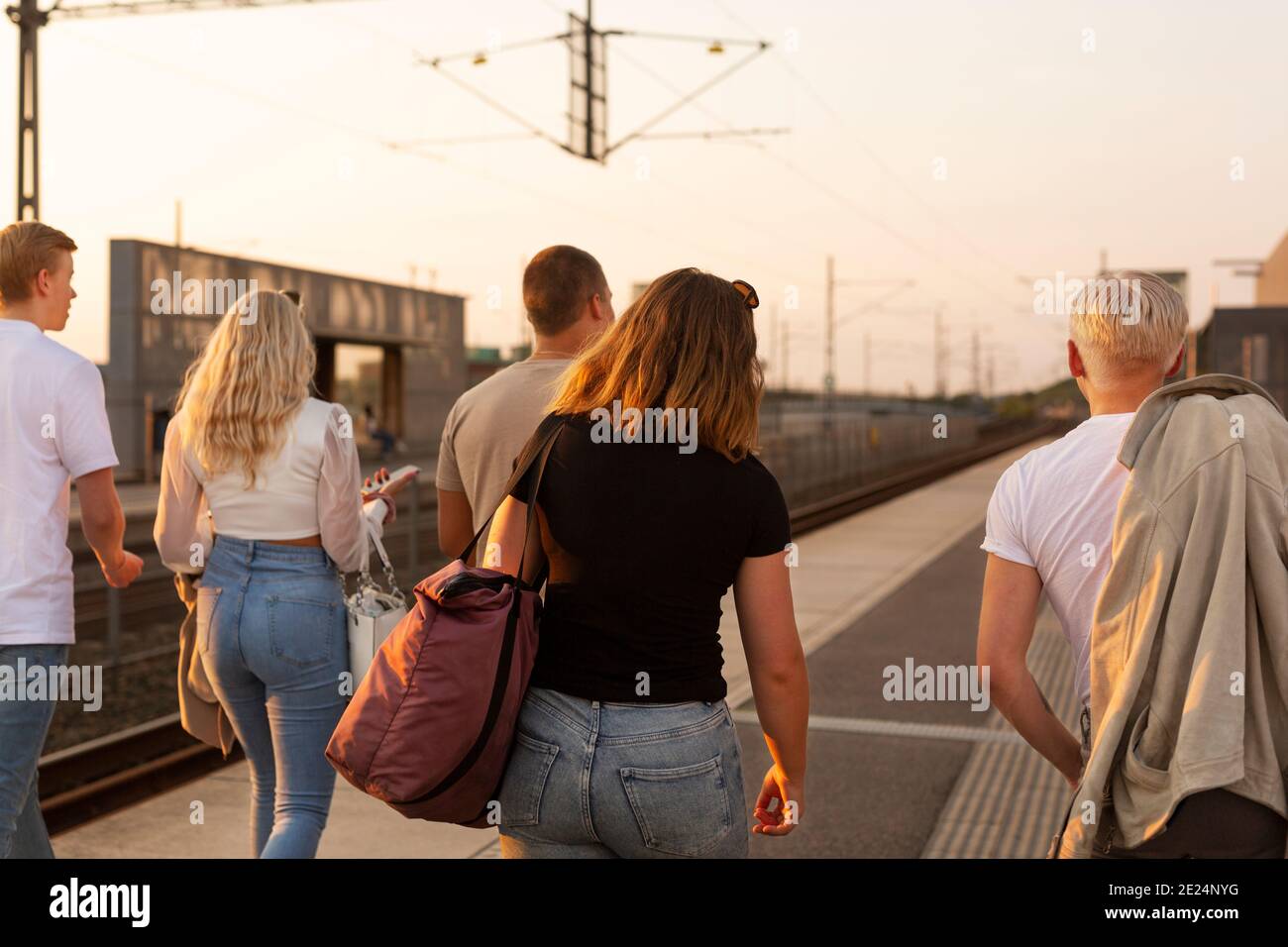 Junge Freunde auf Bahnhofsplatz Stockfoto