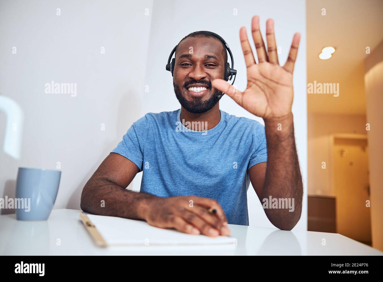 Content-Unternehmer ist hallo zu jemandem sagen Stockfoto