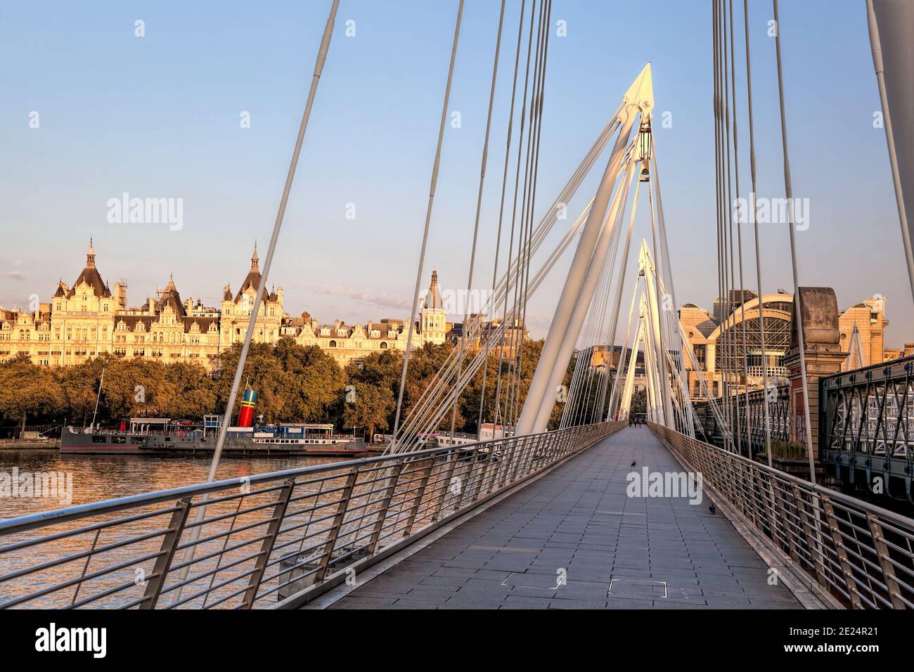 Golden Jubilee Bridge bei Sonnenaufgang in London, England, Großbritannien Stockfoto