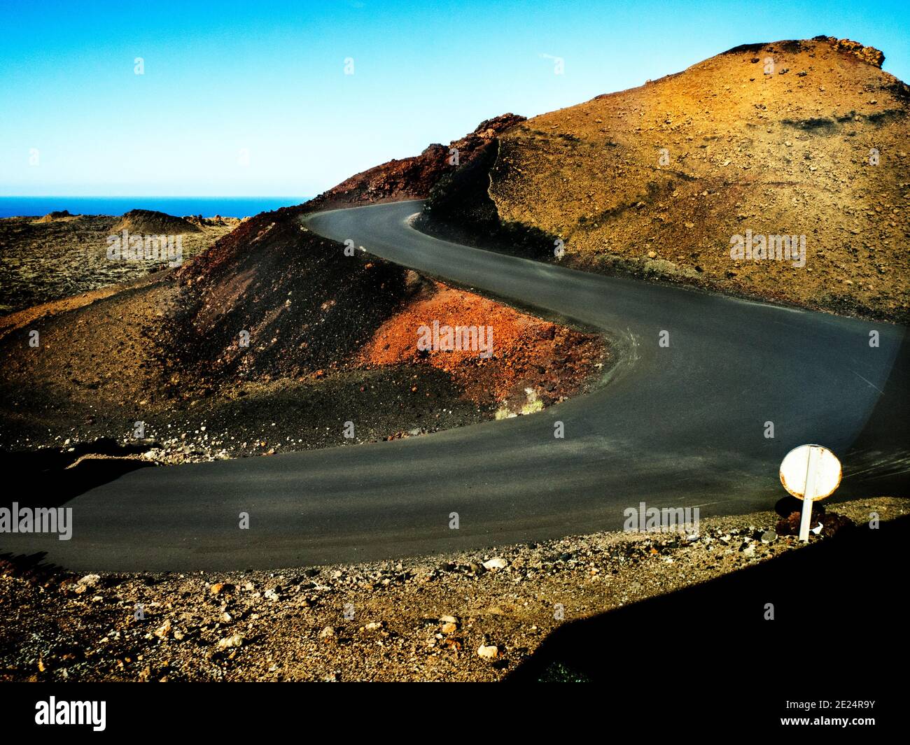 Kurvenreiche Straße durch Lavafelder, Lanzarote, Kanarische Inseln, Spanien Stockfoto
