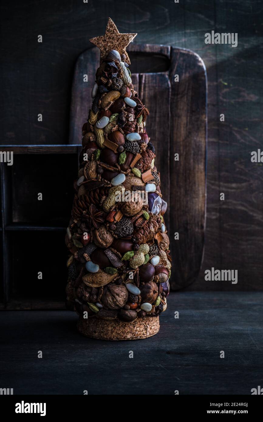 Rustikales Christbaumschmuck aus frischen Nüssen und Gewürzen Stockfoto
