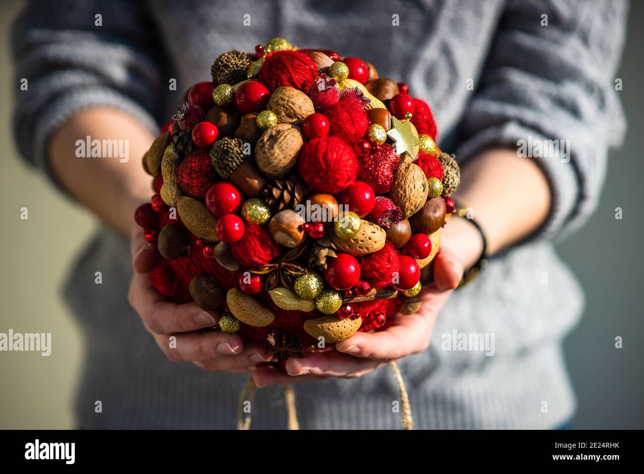 Nahaufnahme einer Frau mit Weihnachtsdekoration Stockfoto