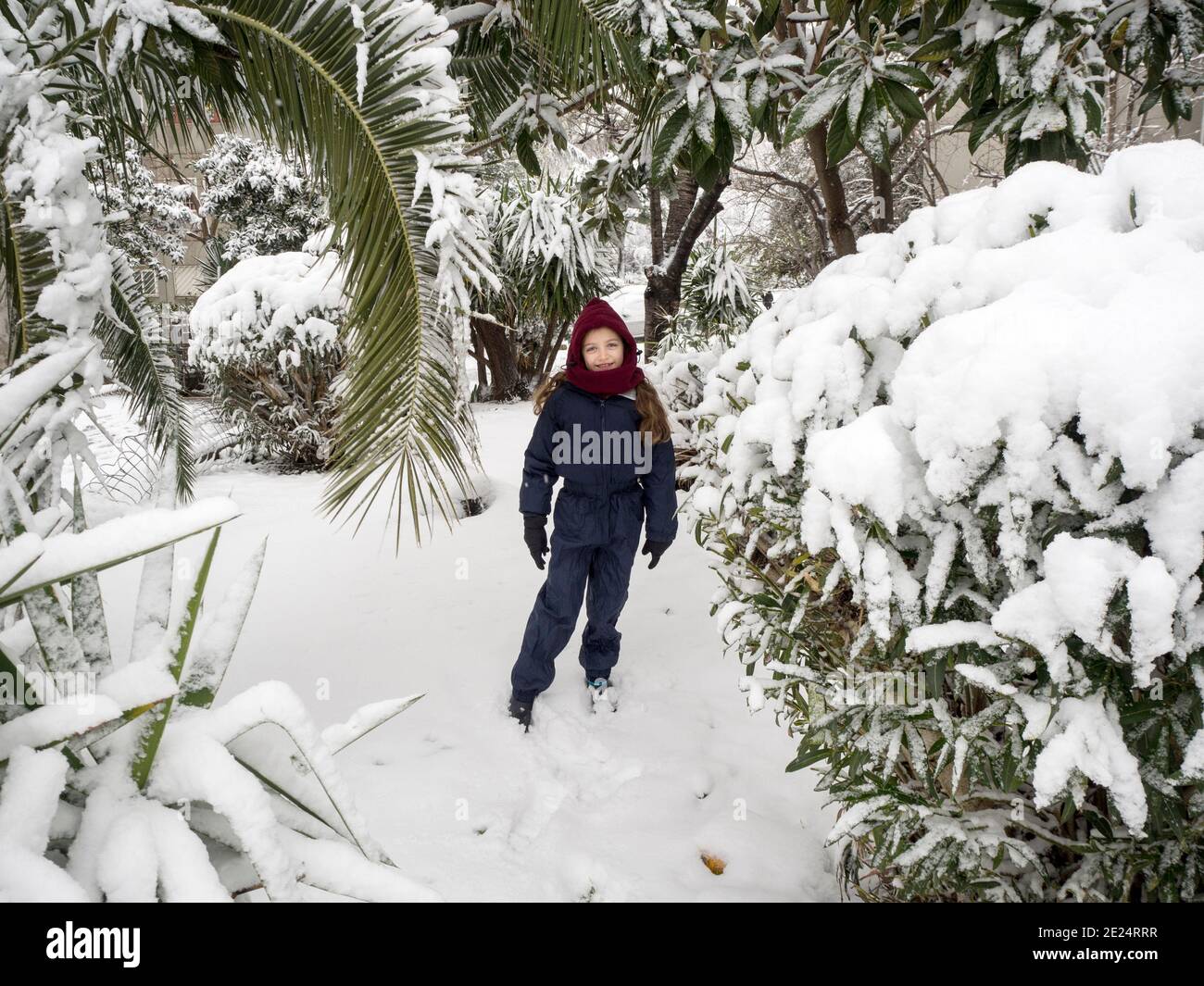 Mädchen stehen in einer verschneiten Landschaft im Winter, Rom, Latium, Italien Stockfoto