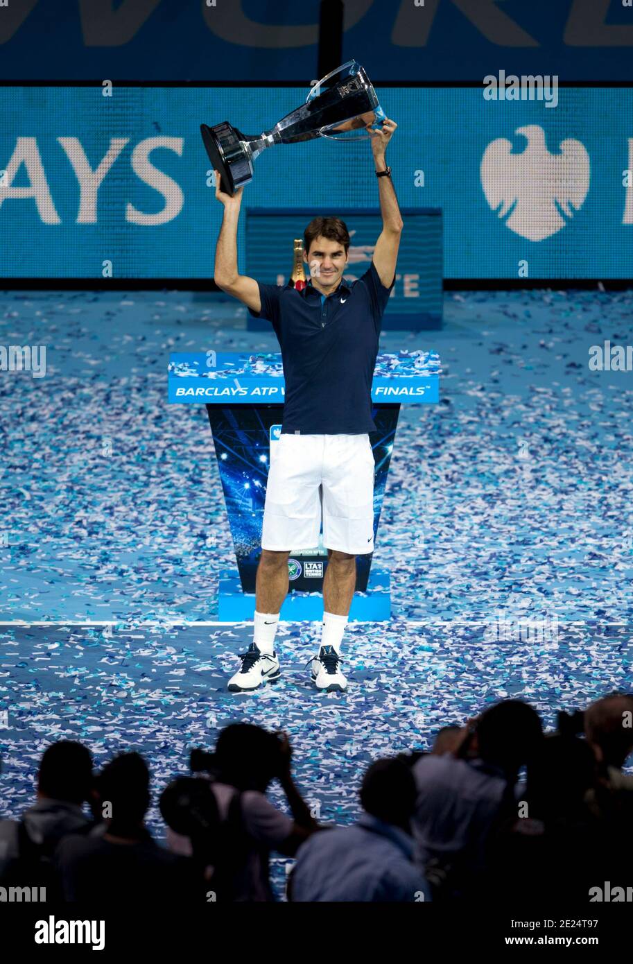 Roger Federer mit der ATP Finals Trophäe Stockfoto