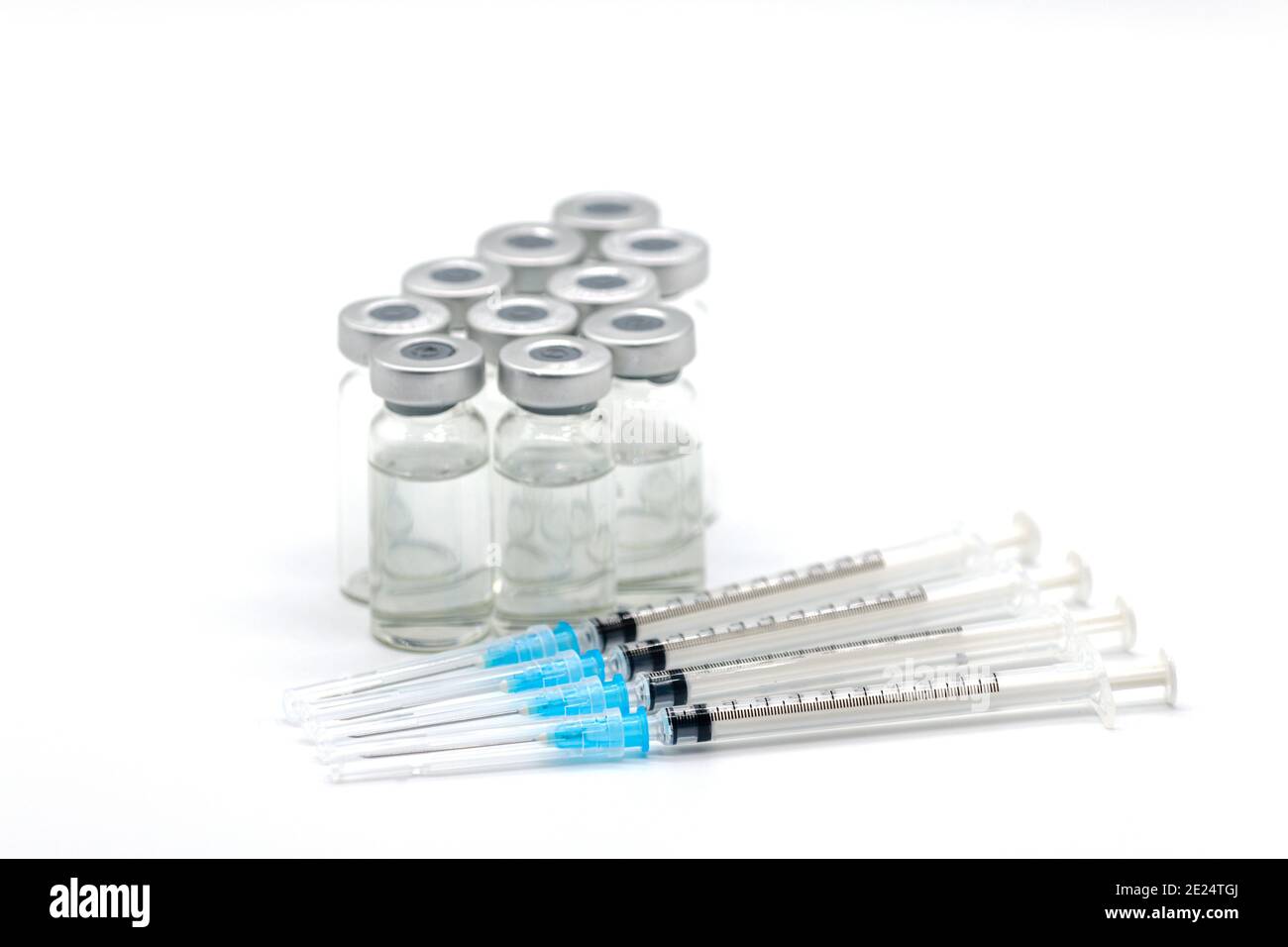 Medizinische Spritzen und Nadeln für die Injektion von Hypodermiken auf einer Arbeitsplatte aus Marmor. Spritze und Nadel sind verschlossen. Stockfoto