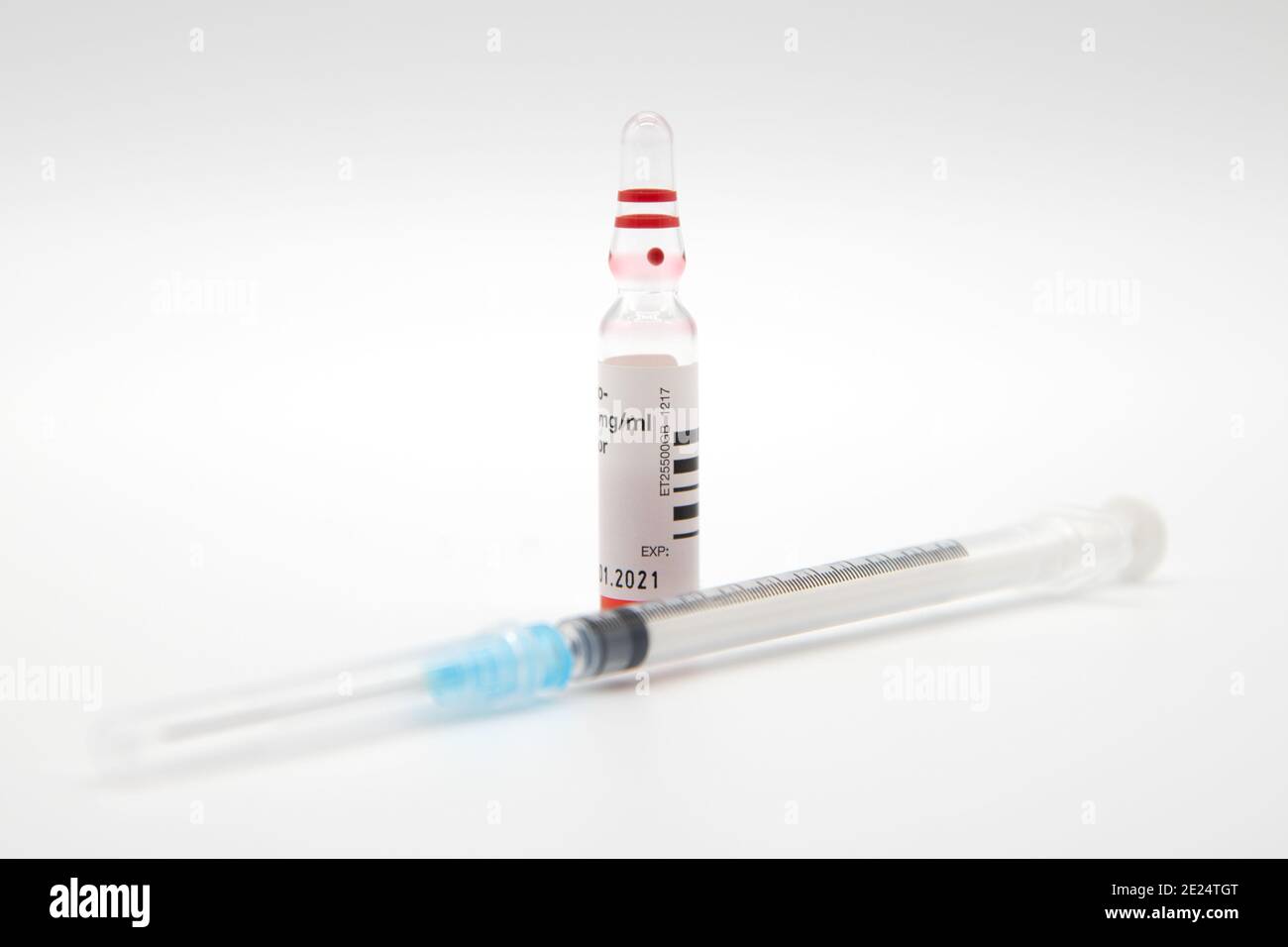 Medizinische Spritzen und Nadeln für die Injektion der Unterhaut die Spritzen und Nadeln sind verschlossen. Das rote Fläschchen ist der Schwerpunkt. Stockfoto