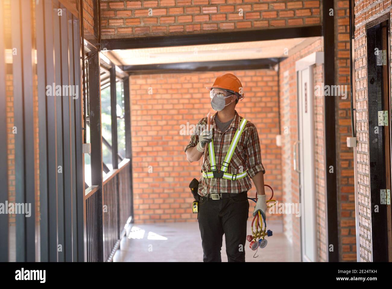 Ingenieur steht in einem Korridor, Thailand Stockfoto