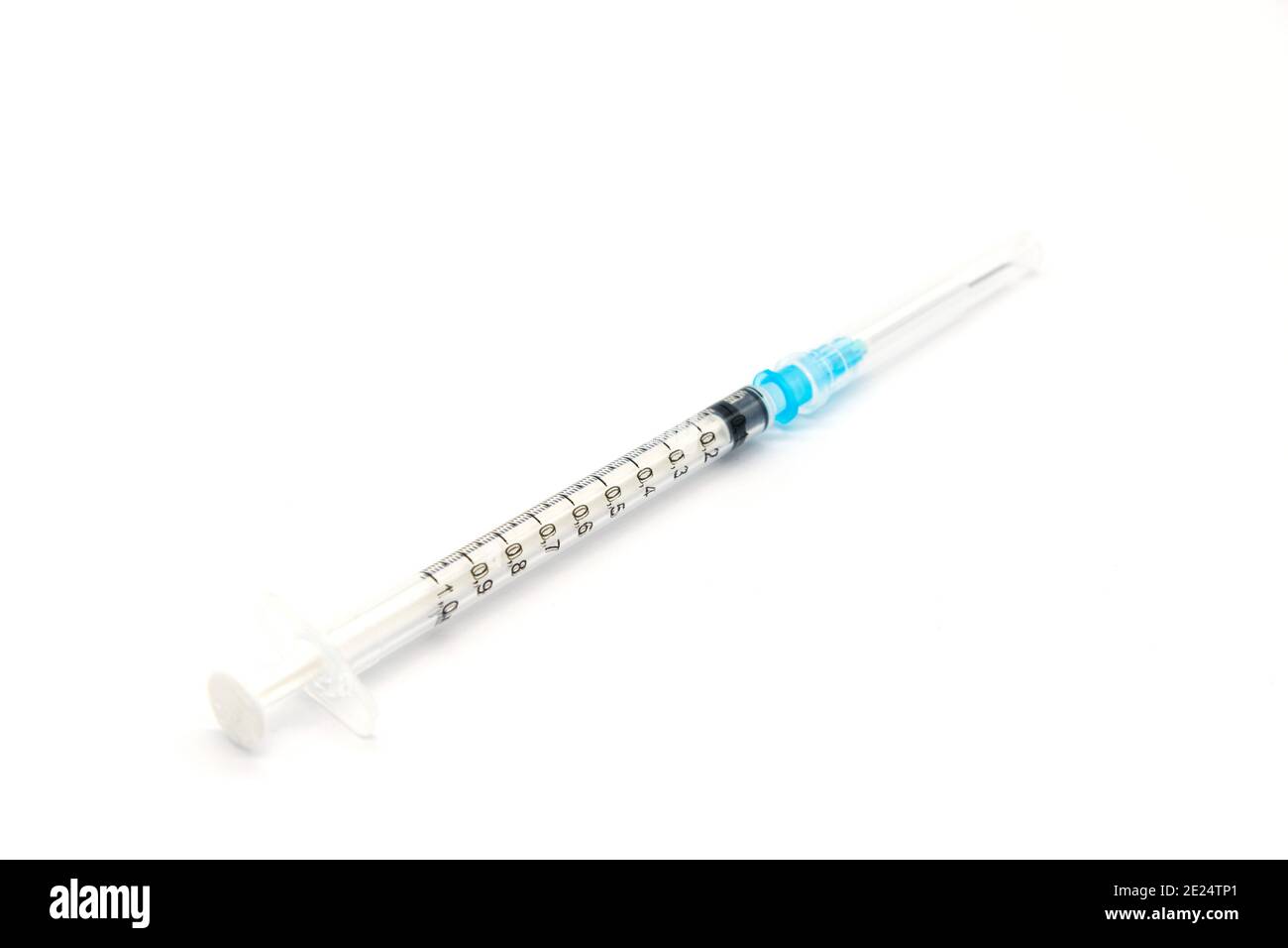 Medizinische Spritzen und Nadeln für die Injektion von Hypodermiken auf einer Arbeitsplatte aus Marmor. Spritze und Nadel sind verschlossen. Stockfoto