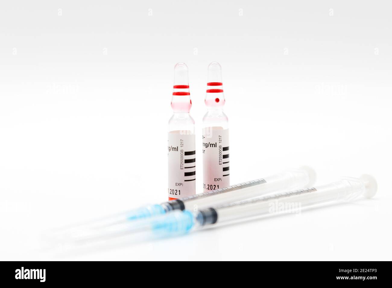 Medizinische Spritzen und Nadeln für die hypodermische Injektion die Spritzen und Nadeln sind verschlossen die am weitesten Weg Fläschchen ist der Schwerpunkt. Stockfoto