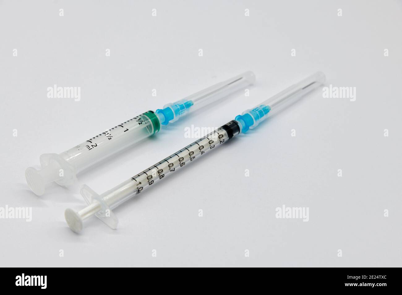 Medizinische Spritzen und Nadeln für die Injektion von Hypodermiken auf einer Arbeitsplatte aus Marmor. Spritze und Nadel sind verschlossen. Stockfoto