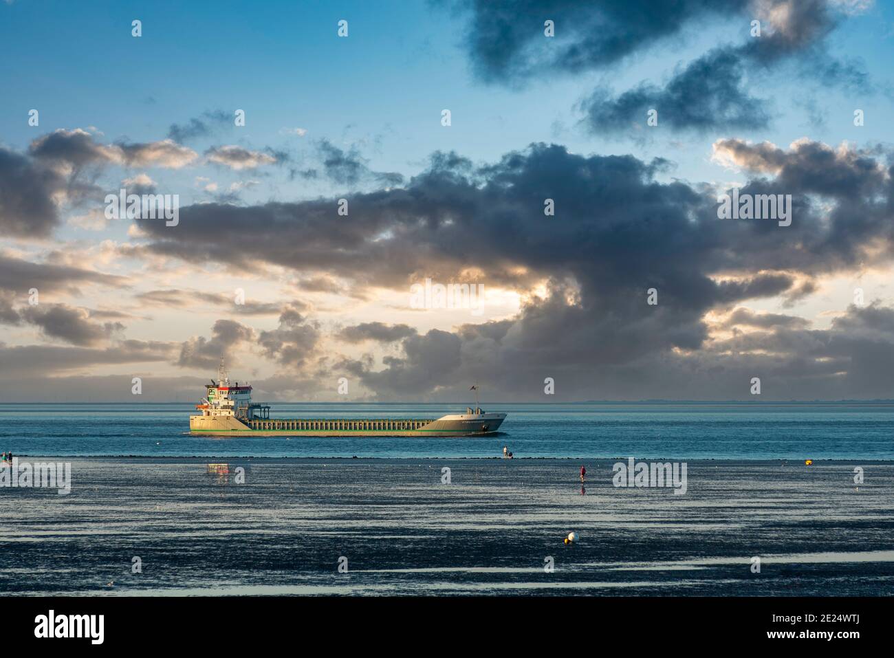 Blick über das Wattenmeer zur Weltschifffahrtsroute Elbe, Cuxhaven, Niedersachsen, Deutschland, Europa Stockfoto
