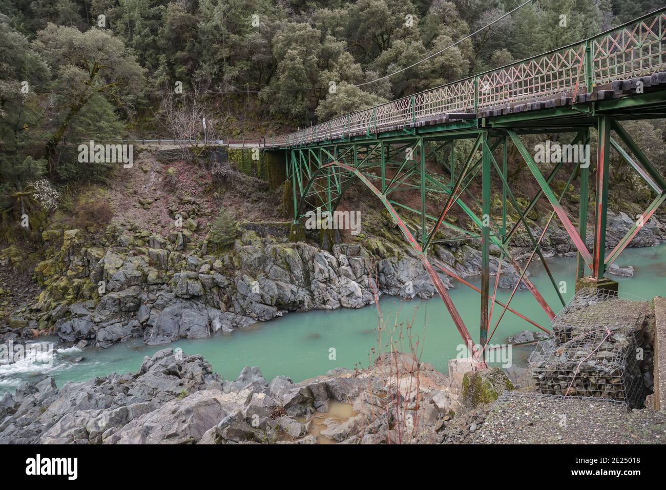 NEVADA CITY, CALIFORNIA, USA - Jan 02, 2021: Edwards Crossing Bridge überspannt die Südgabel des Yuba River innerhalb des South Yuba River State Pa Stockfoto
