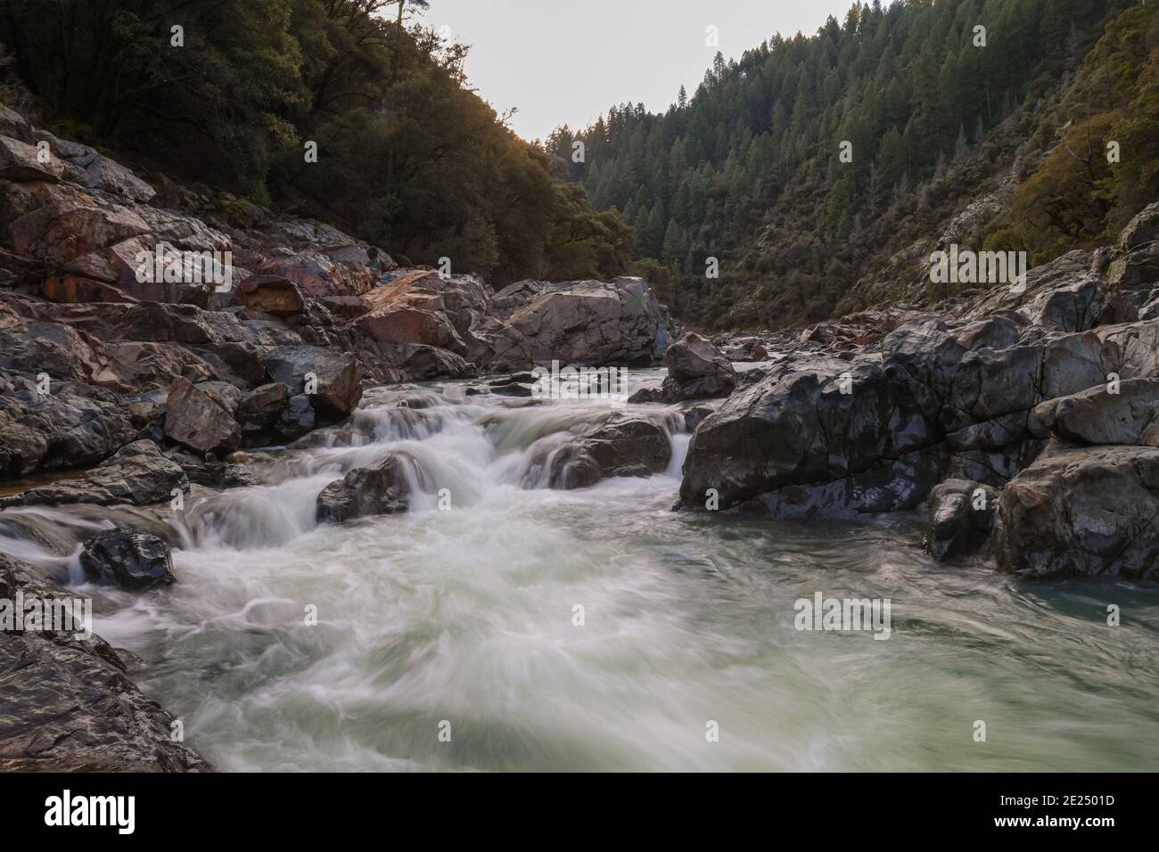 NEVADA CITY, CALIFORNIA, USA - 02. Jan 2021: Schnell fließende und gefährliche Stromschnellen fließen an der Südgabel des Yuba River in South Yuba hinunter Stockfoto