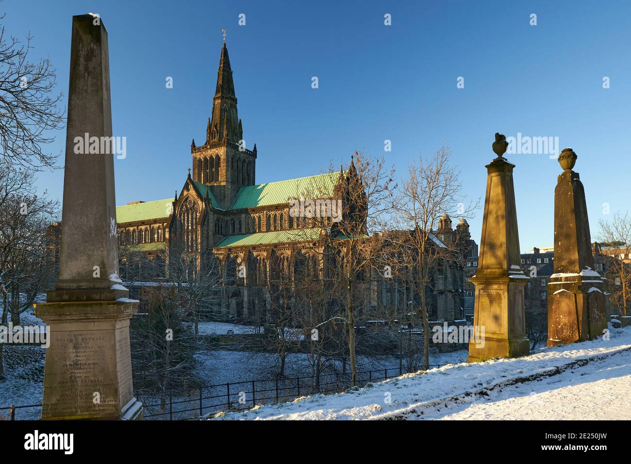 Glasgow Cathedral von der Glasgow Necropolis aus gesehen an einem wunderschönen schneereichen Wintertag. Stockfoto