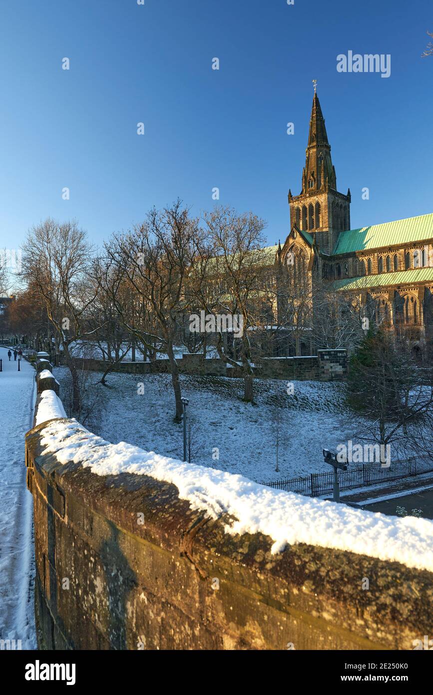 Glasgow Cathedral von der Glasgow Necropolis aus gesehen an einem wunderschönen schneereichen Wintertag. Stockfoto