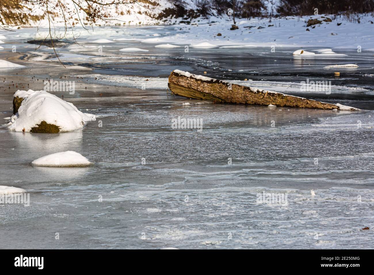 Gefrorener Fluss im Winter bedeckt mit Eis und Schnee.Winter Hintergrund Stockfoto