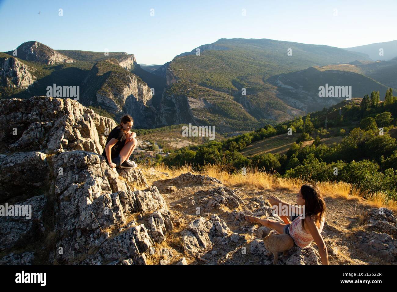Die Frau rast beim Trekking in den Bergen aus Stockfoto
