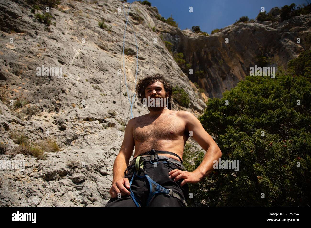 Ein Kletterer, bevor er eine anspruchsvolle Kletterei beginnt Stockfoto