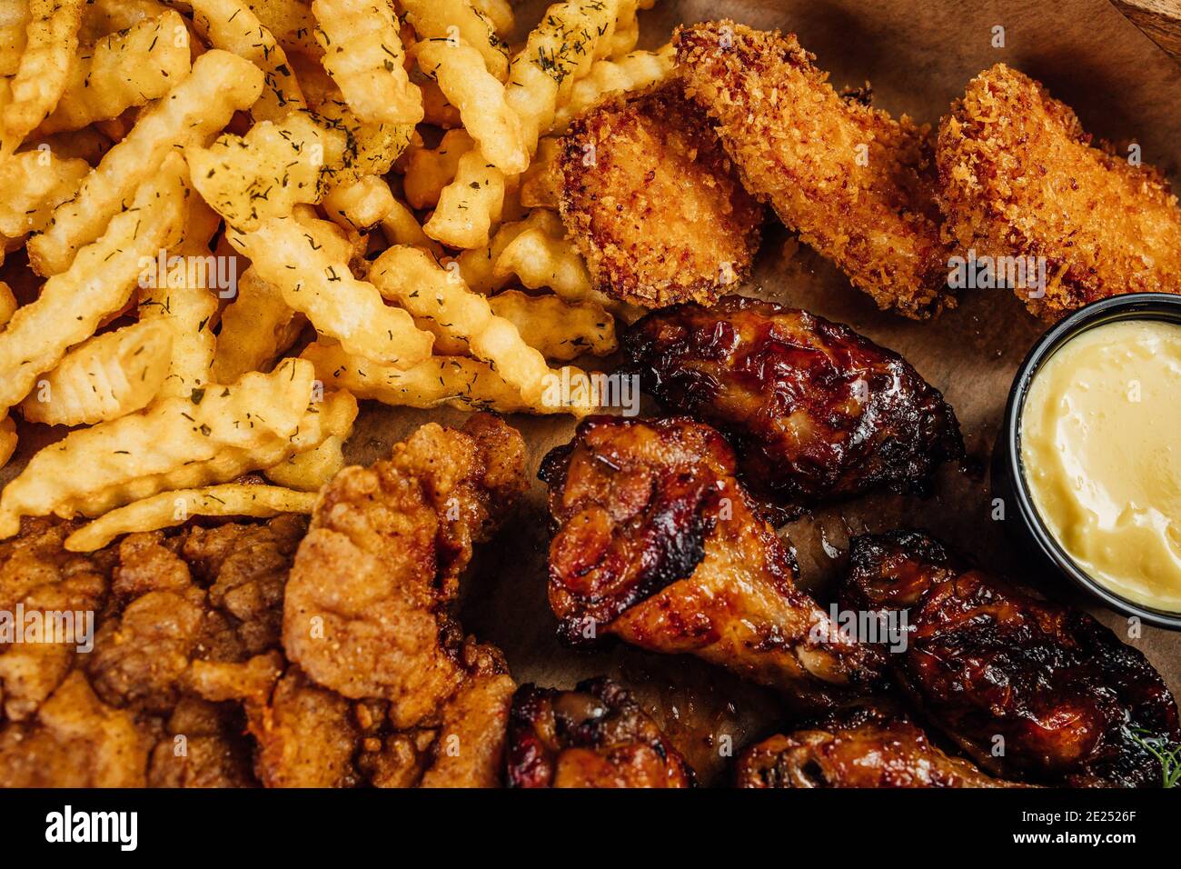 Nahaufnahme von gebratenem Huhn mit pommes Frites und Sauce auf Ein Holz Stockfoto