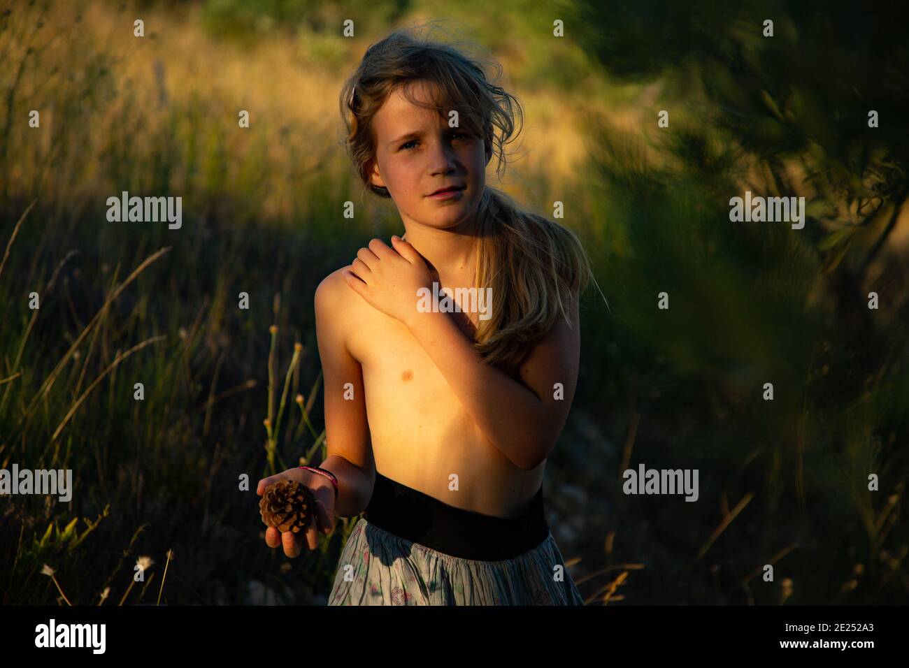 Portrait eines jungen Mädchens, das die Sommersonne genießt. Stockfoto